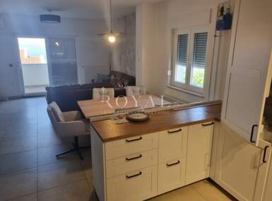 Trosoban stan, Kostrena, najam, 1400 €, 75 m2
